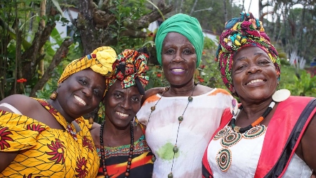 Comunidad afrocolombiana del Pacífico con sus casas tradicionales sobre pilotes